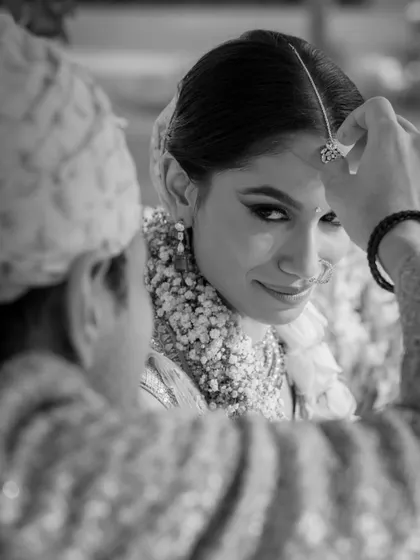 Sid touches the tip of Saumya’s forehead with sindoor. The intensity in her eyes as she looks at him makes this a powerful and intimate moment, marking the completion of their wedding ceremony.
