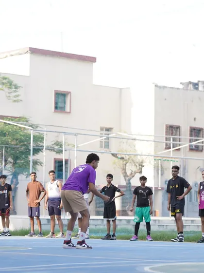 A coach demonstrates a technique to the group at our Khan Market workshop.