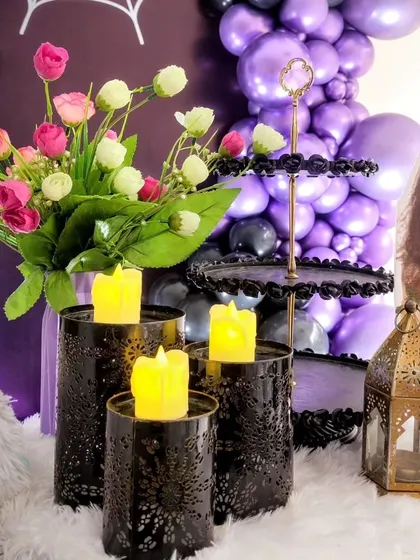 Spooky decor detail's like these black candle holder's with LED candle's and a gothic-style dessert stand.