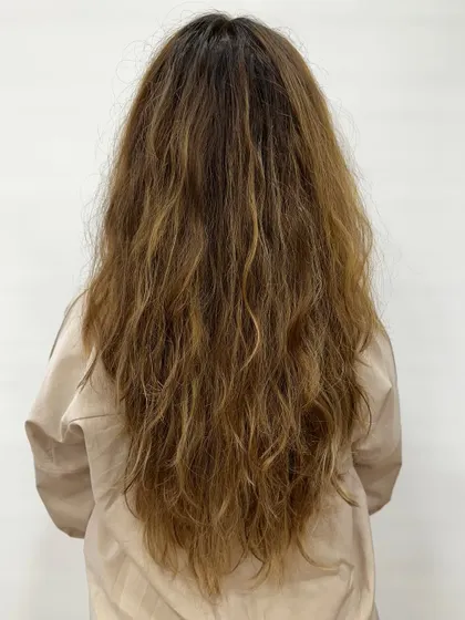 A perfect example of a beige color refresh. We neutralized the unwanted yellow and orange tones and evened out the color for this beautiful, cool-toned result.