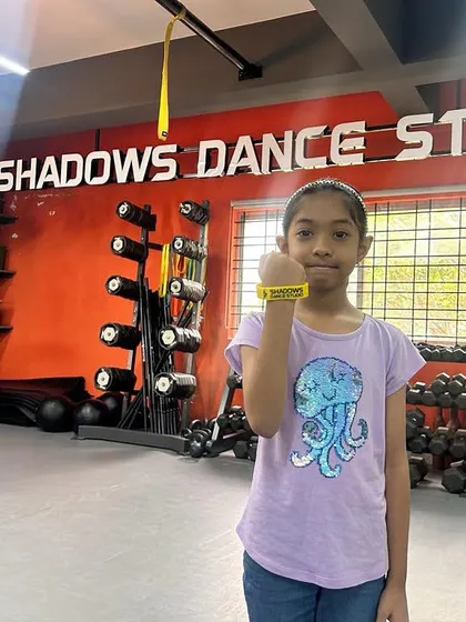Aashvi won the yellow 'Shadows WOW' wristband for her top performance in the basic level. Congratulations.