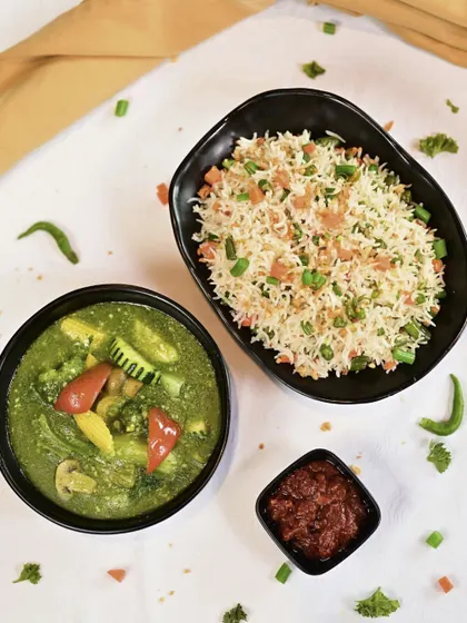 In a world that moves fast, I invite you to pause and savour each flavour, like this delicious combination of Chinese gravy and fried rice.