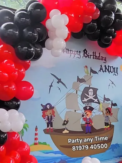 A close-up of the pirate theme balloon arch and backdrop.