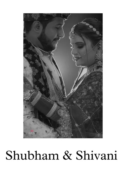 A simple and elegant black and white portrait of the couple, capturing their love in a timeless style.