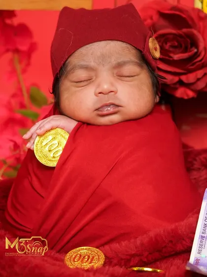 Holding onto a gold coin, this baby is dreaming of riches. These playful, themed shoots are all about creating fun memories.