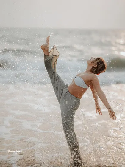 An energetic kick in the water, splashing droplets that catch the light. I specialize in capturing these split-second action moments to create truly dynamic photos.
