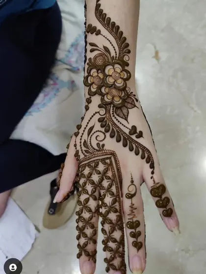 A simple and sweet design with a floral vine and a trail of hearts on the little finger. This is a perfect choice for a fun and modern look.