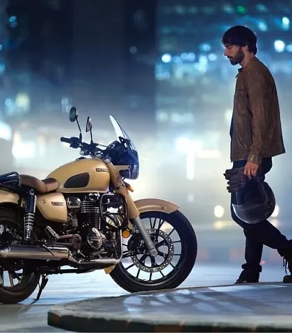 Styling for this Honda CB 350 campaign was about capturing a mood. Here, I created a rugged, urban biker look with a classic leather jacket and dark jeans, set against a moody, nighttime city backdrop.