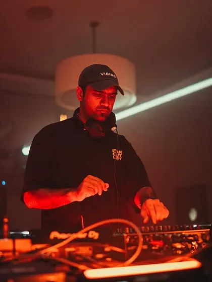 A DJ in full focus, mixing tracks for the crowd. We provide a platform for homegrown acts to deliver spectacular warm-up sets and showcase their skills.