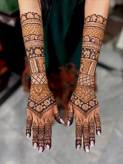 A straight-on view of this gorgeous bridal mehendi, showcasing its perfect symmetry.