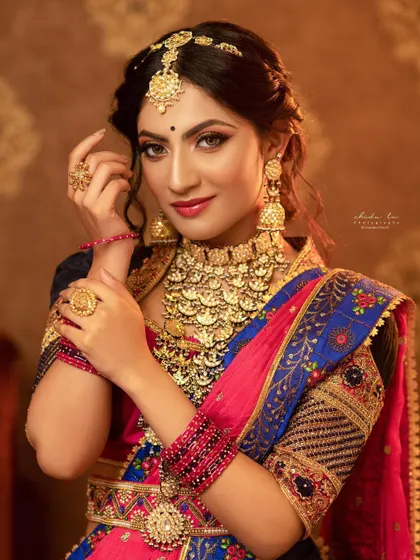 This close-up highlights a classic kasina sara, or coin necklace, a staple in South Indian bridal jewelry. Each coin is intricately detailed, and the set includes a matching choker and jhumkas, offering a timeless look of prosperity and heritage.