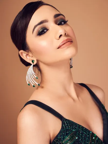 Emeralds, drama, and a whole lot of glam. This close-up shows how I love to play with color. The deep green smoky eye is bold yet sophisticated, perfect for making a statement at any high-profile event.
