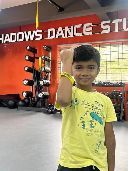 Pranav won the yellow 'Shadows WOW' wristband for his top performance in the basic level. Congratulations.