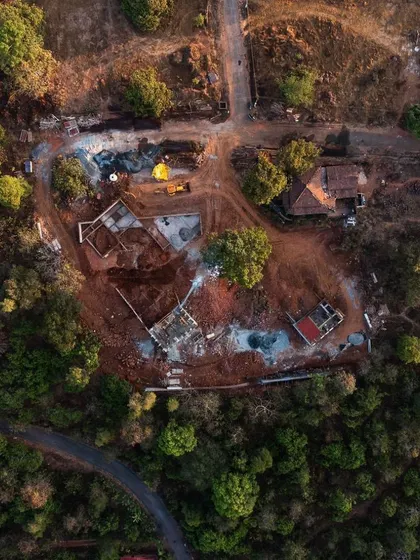 This aerial shot captures the ongoing construction of the Sea Sky Villas. The design is deeply rooted in a respect for its natural surroundings, weaving inspiration from the environment into every detail of the space to shape a truly unique living experience.