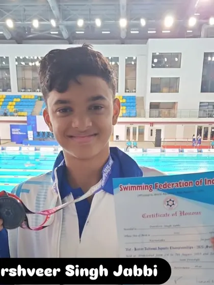 Darshveer Singh Jabbi with his bronze medal in the 50m Freestyle.