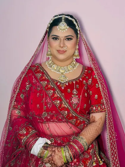 A full-face view of the final bridal look. We teach how to balance a strong eye with the right lip color for a harmonious result.