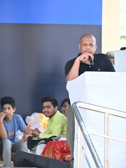 Addressing the participants at the workshop, explaining the importance of situational awareness and practical self-defense skills.