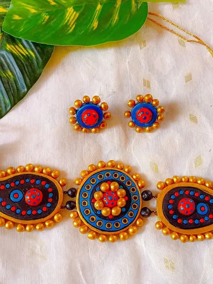 These are additional images and videos showing the wide assortment of necklace sets in various designs and colors that I have available for wholesale.
