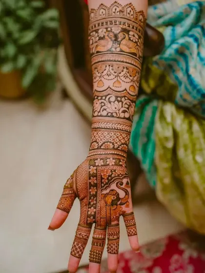 This design features bands of swans and a large, graceful peacock on the palm. The combination of different bird motifs creates a beautiful and harmonious design.