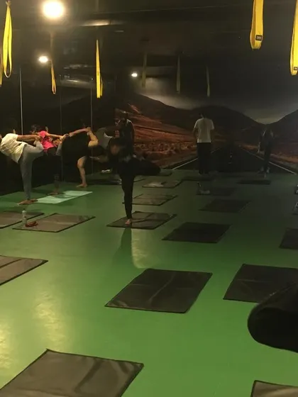 A full class practicing variations of Natarajasana. It's inspiring to see so many people on their yoga journey together.