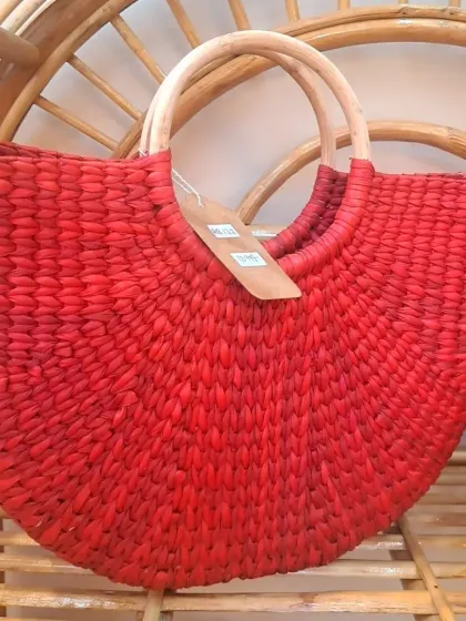 We offer our popular semi-circular handbag design in a variety of bold, solid colors, like this vibrant red. The wooden ring handles add a modern touch to the traditional woven bag.