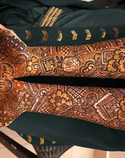 Good vibes only with this full bridal henna. The design is a beautiful mix of personalized elements and traditional patterns.