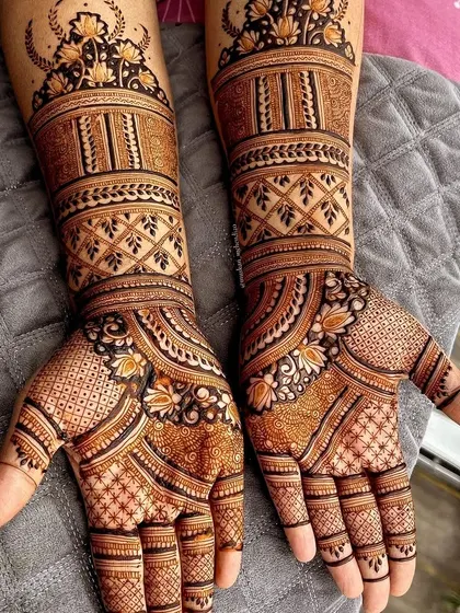 This design features strong architectural elements, with structured bands and lotus motifs creating a regal look. The intricate line work and checks add layers of detail.