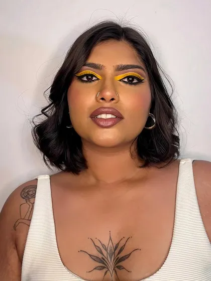 A duplicate image for context. A direct-to-camera shot of the yellow graphic liner look.