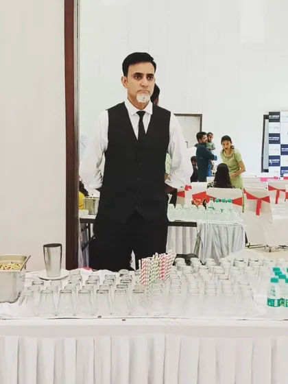 Our bartenders are always smart and well-dressed, ready to serve delicious mocktails and cocktails with professionalism.