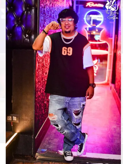 Another look from my hip-hop themed night at The Boozy Griffin. My style is versatile, and I love curating nights dedicated to specific genres.