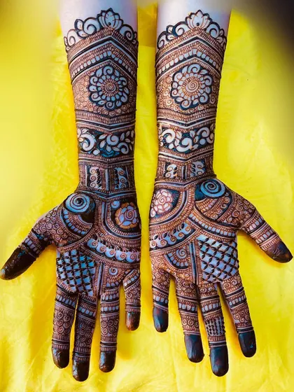 A quick yet elegant bridal henna design. It features beautiful mandalas and geometric patterns, proving that even simpler designs can be incredibly stunning.