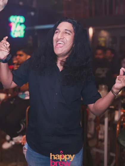 This guest is having the time of his life on stage. The joy is absolutely contagious.