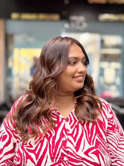 Who says copper doesn't suit Indian hair? This copper glow proves them wrong, with a beautiful, warm shade that radiates confidence.