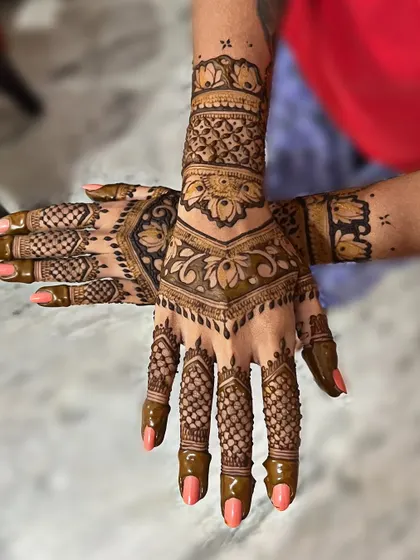 A lovely floral design with delicate net patterns on the fingers. This style is perfect for engagements, parties, or for anyone who loves a feminine and graceful mehndi look.