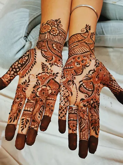 A fun and flowy design perfect for a party or a bridesmaid. This Indo-Arabic style mixes traditional Indian motifs with the vine-like patterns of Arabic mehndi.