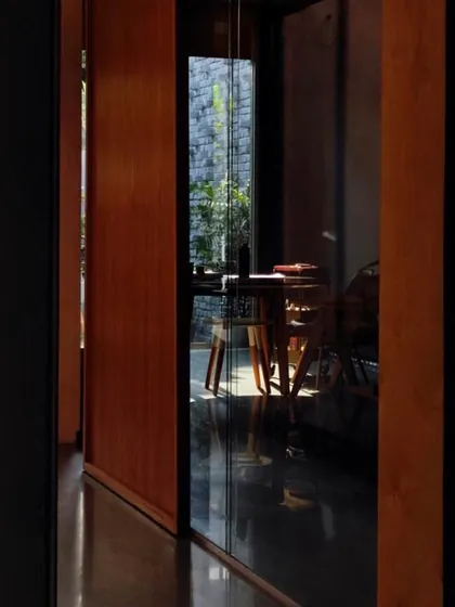 A quiet moment in the studio, where shadows and reflections create a sense of calm and depth. The space itself is designed to be a tranquil backdrop for the creative process.