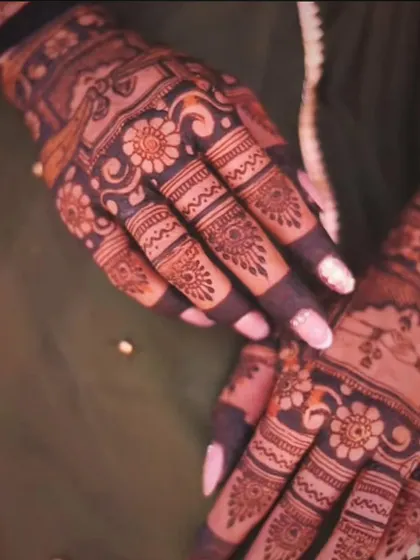 A close-up shot of the beautiful stain on the fingers. The dark color on the fingertips is a classic look that I love.
