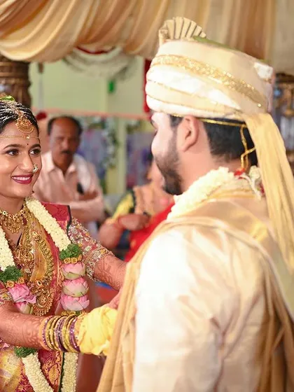 A candid moment from Jagruthi's wedding ceremony. Her makeup remained flawless and radiant throughout the rituals.