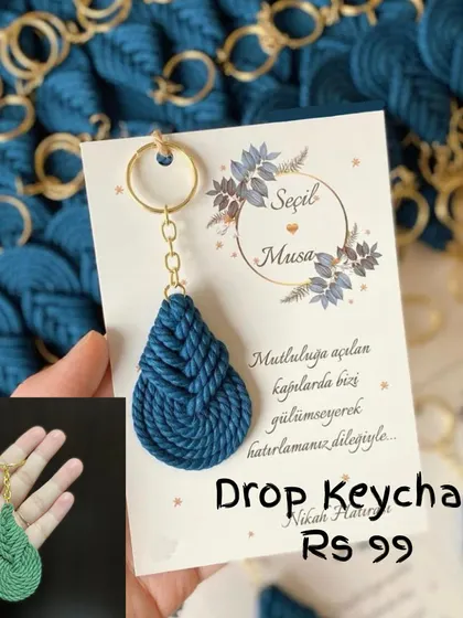 This drop-style macrame keychain was part of a wedding favor order. I designed a custom card with the couple's names, Seçil and Musa, to go with each keychain, making it a beautiful memento of their special day.