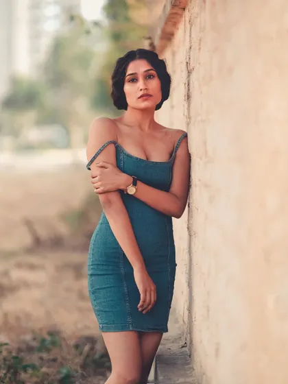 The same denim dress, this time without the blazer for a more casual, summery feel. The off-the-shoulder strap adds a touch of effortless style.