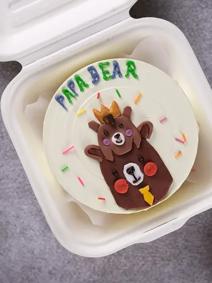For the "Papa Bear" of the family, this adorable bento cake is a heartwarming gift for Father's Day or his birthday.