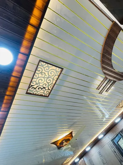 Yahan aap dekh sakte hain ki hum kaise alag-alag elements jaise jali, wooden arch, aur golden lines ko ek hi design mein istemaal karte hain.
