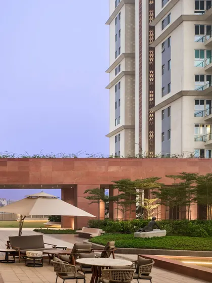 The outdoor plaza of the Elevate Clubhouse is designed for community connection. With comfortable seating areas and integrated landscaping, it serves as a social hub where residents can gather and unwind.