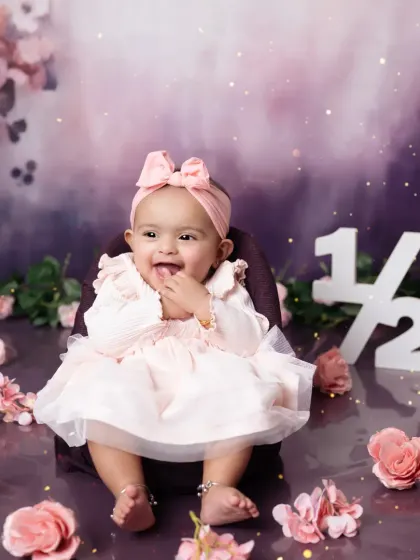 Halfway to one! We love celebrating the 6-month milestone with adorable setups like this floral one.