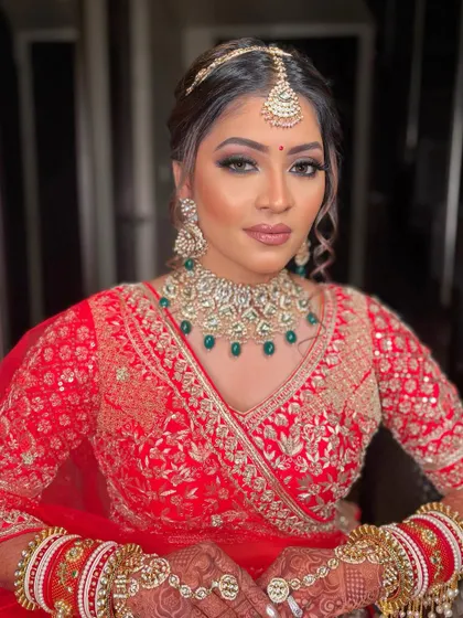 The complete picture of a radiant bride. Krisha’s makeup features a warm, glowing base with a soft blush, ensuring she looks fresh and vibrant throughout her big day.