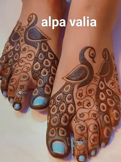 A simple yet elegant peacock design for the feet, perfect for celebrating Hariyali Teej.