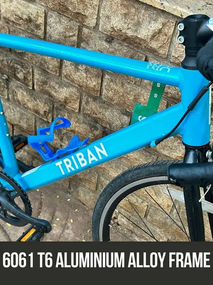 The frame is a 6061 T6 aluminium alloy with a comfort-oriented geometry. This gives the rider a more upright and relaxed position compared to a classic race bike.