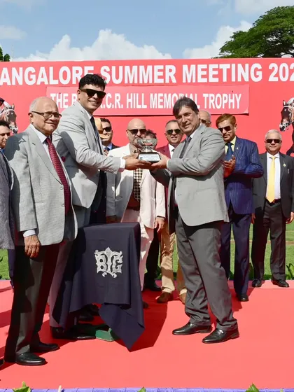 Mr. Ashwin Shetty, President of Bangalore Club, presents the memorial trophy to the owners of Eagle Day.