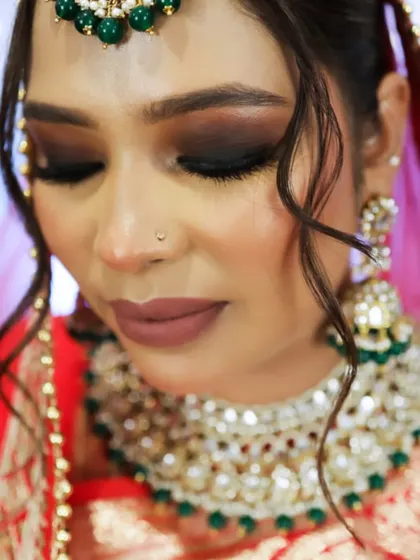 A closer look at the details of a royal bridal makeup look. You can see the precision in the winged eyeliner and the seamless blending of the eyeshadow. I always ensure the base is perfectly set to last through a long day of ceremonies, so you feel confident and beautiful from start to finish.