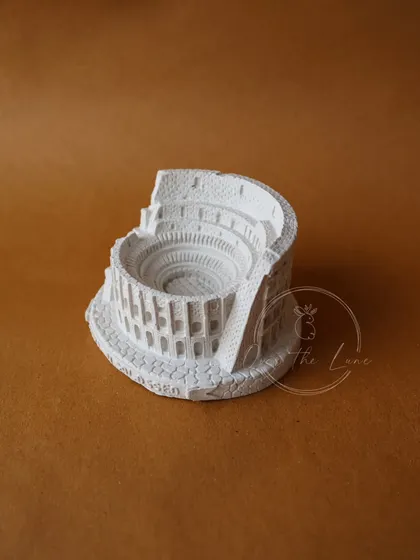 The Colosseum sculpture, crafted from eco-resin. This piece can be used as a tealight holder or simply as a decorative object to bring a piece of ancient Rome into your home.